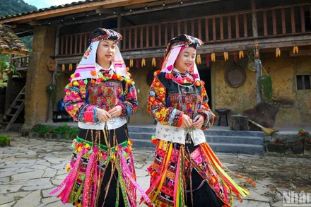 Người Lô Lô Hoa ở chân núi Rồng, thuộc xã Lũng Cú, huyện Đồng Văn, tỉnh Hà Giang bên kiến trúc nhà trình tường lợp ngói đặc trưng. (Ảnh minh họa: THÀNH ĐẠT) 