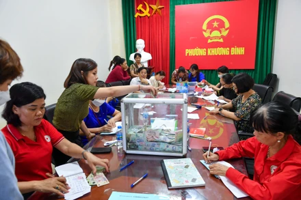 Ban Vận động Ủy ban MTTQ Việt Nam quận Thanh Xuân tiếp nhận được hơn 132 tỷ đồng ủng hộ khắc phục hậu quả vụ hỏa hoạn. (Ảnh: THÀNH ĐẠT)