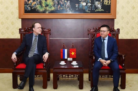 Tổng Biên tập Báo Nhân Dân Lê Quốc Minh tiếp Đại sứ đặc mệnh toàn quyền Liên bang Nga tại Việt Nam Gennady Bezdetko. (Ảnh: THỦY NGUYÊN)