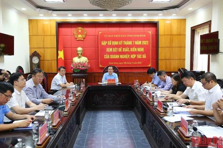 Quang cảnh buổi gặp gỡ, xem xét kiến nghị của doanh nghiệp, hợp tác xã ở Ninh Bình.