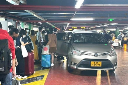 Hành khách ở Sân bay Tân Sơn Nhất thường xuyên bị ép giá cước, chờ đợi đón xe ta-xi, xe công nghệ vào dịp cao điểm đi lại, dịp lễ, Tết.
