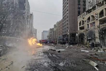 Khói lửa bốc lên sau vụ tấn công bằng tên lửa và máy bay không người lái nhằm vào thành phố Kiev, Ukraine ngày 20/12/2024. (Ảnh: THX/TTXVN)