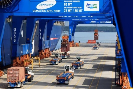 Xe đầu kéo chở hàng xuất nhập khẩu hoạt động trên cảng quốc tế Gemalink. (Ảnh minh họa: TTXVN) 