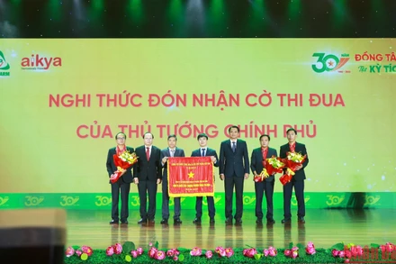 Phó Chủ tịch Ủy ban nhân dân tỉnh Trà Vinh Nguyễn Quỳnh Thiện, (thứ ba bên phải), thừa ủy quyền của Thủ tướng Chính phủ, trao Cờ Thi đua xuất sắc năm 2021 cho tập thể Công ty cổ phần Dược phẩm Trà Vinh.