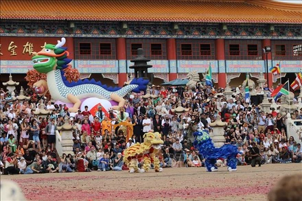 Múa sư tử tại lễ hội mừng năm mới được nhiều người dân yêu thích. (Ảnh: TTXVN)