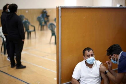 Tiêm vaccine phòng Covid-19 tại 1 trung tâm tiêm chủng ở London, Anh, ngày 28/3/2021. (Ảnh: Reuters)