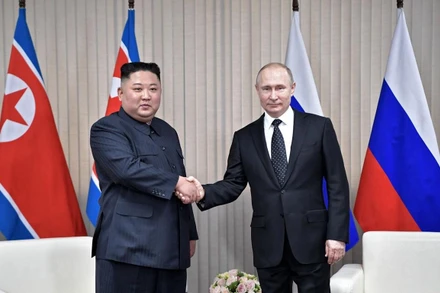 Tổng thống Nga Vladimir Putin (phải) và nhà lãnh đạo Triều Tiên Kim Jong Un tại cuộc gặp ở Vladivostok, Nga, ngày 25/4/2019. (Ảnh: AFP/TTXVN)