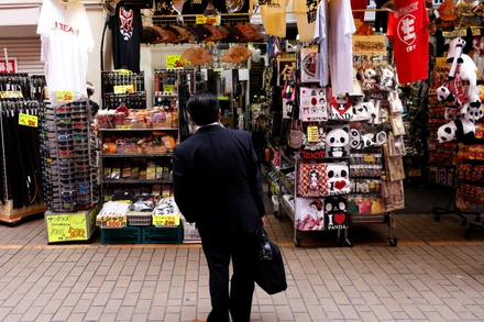 Hàng hóa trưng bày tại 1 cửa hàng ở khu mua sắm Ameyoko, Tokyo, Nhật Bản, ngày 20/5/2022. (Ảnh: Reuters)