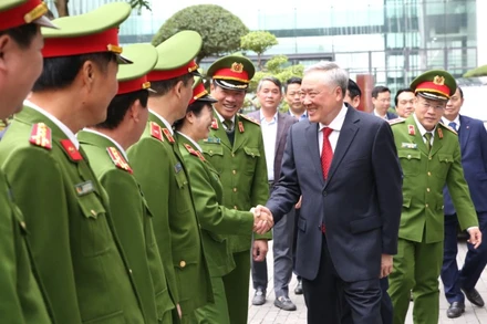 Phó Thủ tướng Thường trực Nguyễn Hòa Bình thăm, chúc Tết cán bộ, chiến sĩ Cục Cảnh sát phòng, chống tội phạm về môi trường. (Ảnh: ĐÌNH HẢI)