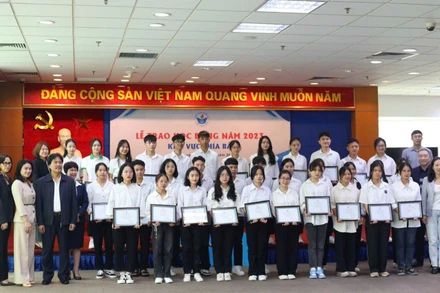 Quỹ Thắp sáng niềm tin trao học bổng cho sinh viên khu vực phía bắc năm 2023.