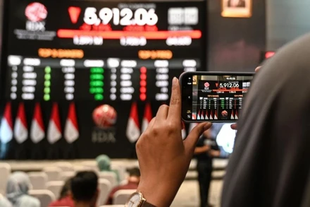 Bảng chỉ số chứng khoán tại Jakarta, Indonesia, ngày 8/4/2025. (Ảnh: Xinhua)