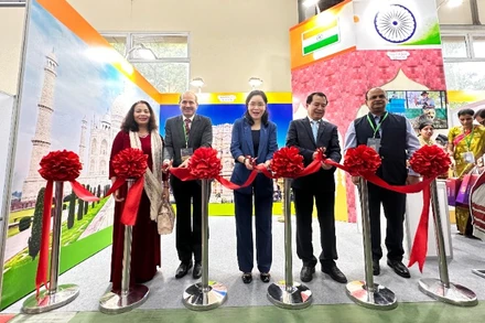 Cắt băng khai trương gian hàng. 