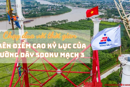Công nhân Sông Đà 11 đu mình trên cao thi công cột cao 145m vượt sông trên đường dây 500kV mạch 3. (Ảnh: THÀNH ĐẠT)