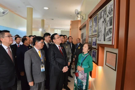 Chủ tịch Quốc hội Vương Đình Huệ thăm gian trưng bày tại Khu di tích Chủ tịch Hồ Chí Minh.