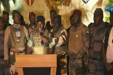 Đại diện quân đội Gabon thông báo về vụ đảo chính trong đoạn video phát trên truyền hình ngày 30/8/2023. (Nguồn: Gabon 1ere/Reuters)