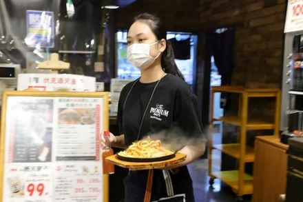 Lương tối thiểu ở Nhật Bản sẽ tăng thêm gần 50% theo lộ trình tăng lương trong 1 thập kỷ tới. (Ảnh minh họa: Nikkei Asia)