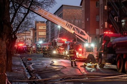 Lính cứu hỏa làm việc tại hiện trường vụ cháy nghiêm trọng vào rạng sáng 31/8 ở Johannesburg, Nam Phi. (Ảnh: Reuters) 