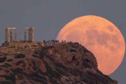 Siêu trăng mọc phía sau ngôi đền cổ Poseidon ở Cape Sounion, Hy Lạp, ngày 30/8/2023. (Ảnh: Reuters) 