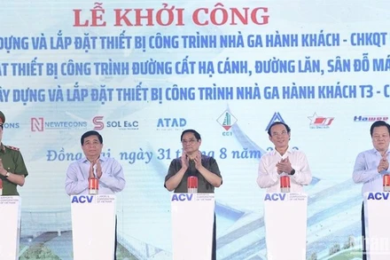Thủ tướng Phạm Minh Chính và các đồng chí lãnh đạo thực hiện nghi thức khởi công 3 dự án. 