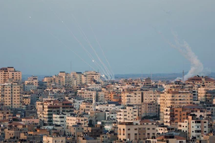 Các quả rocket từ phía Palestine phóng vào Israel, trong bối cảnh xung đột Israel-Palestine căng thẳng ở Dải Gaza, ngày 7/8/2022. (Ảnh: Reuters)