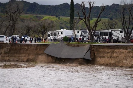 Nhiều tuyến đường bị sạt lở sau 1 cơn bão tại Mỹ. (Ảnh: AFP/TTXVN)