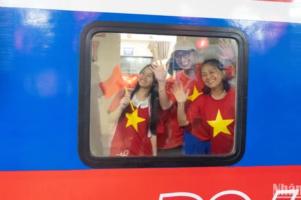 Đoàn tàu Thống nhất lan tỏa niềm tự hào dân tộc trên đường ray đất nước. (Ảnh: TRUNG HƯNG) 
