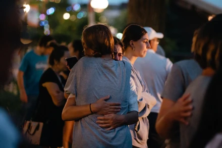 Người dân Mỹ bàng hoàng sau 1 vụ xả súng xảy ra trong ngày Quốc khánh 4/7. (Ảnh minh họa: The New York Times)