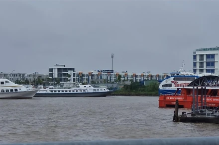 Do ảnh hưởng của vùng áp thấp giữa Biển Đông, phương tiện tàu vận tải hành khách tại Cảng Rạch Giá đã tạm ngưng hoạt động từ 6 giờ ngày 11/7.