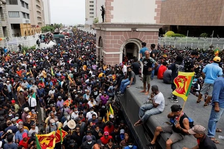 Người biểu tình xông vào bên trong dinh Tổng thống Sri Lanka. (Ảnh: Reuters)