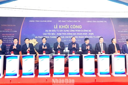 Thực hiện nghi thức phát lệnh khởi công cao tốc đường bộ Vạn Ninh-Cam Lộ tại điểm Quảng Trị.