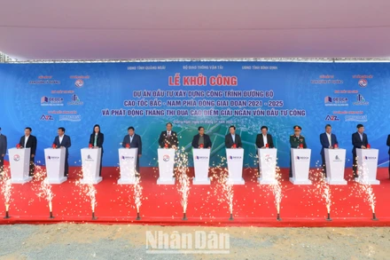 Thủ tướng Phạm Minh Chính cùng lãnh đạo các Bộ, ngành Trung ương và địa phương tại điểm cầu Quảng Ngãi ấn nút khởi công đồng loạt 12 dự án thành phần cao tốc bắc-nam. 