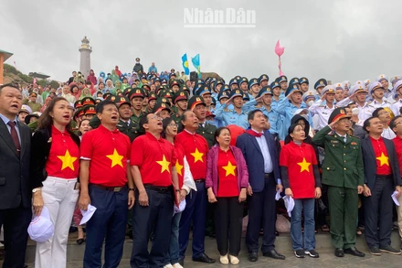 Các đồng chí nguyên lãnh đạo Trung ương, lãnh đạo tỉnh, cán bộ, nhân dân tỉnh Phú Yên và đông đảo du khách trong cả nước chào cờ và hát Quốc ca tại Mũi Đại Lãnh.