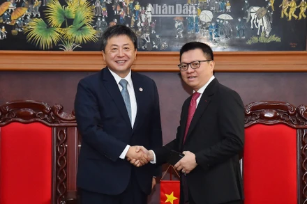 Tổng Biên tập Lê Quốc Minh tiếp Trưởng Đại diện JICA tại Việt Nam, ông Shimizu Akira. (Ảnh: THỦY NGUYÊN)