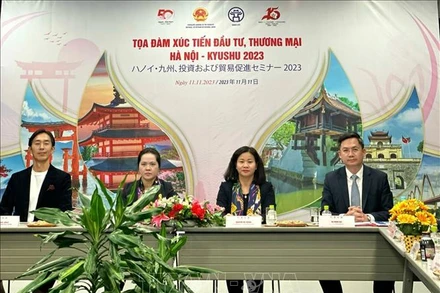 Lãnh đạo thành phố Hà Nội cùng Tổng Lãnh sự Việt Nam tại Fukuoka chủ trì Tọa đàm. (Ảnh: TTXVN)