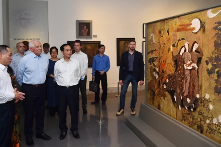 Bộ trưởng Ngoại giao Bùi Thanh Sơn và Phó Chủ tịch Ủy ban châu Âu Josep Borell Fontelles cùng các đại biểu tham quan Bảo tàng Mỹ thuật Việt Nam.