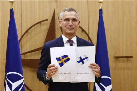 Tổng Thư ký Tổ chức Hiệp ước Bắc Đại Tây Dương (NATO) Jens Stoltenberg công bố đơn xin gia nhập NATO của Phần Lan và Thụy Điển, tại Brussels (Bỉ), ngày 18/5/2022. (Ảnh minh họa: AFP/TTXVN)