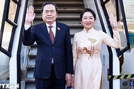 Lễ tiễn Chủ tịch Quốc hội Trần Thanh Mẫn và Phu nhân tại sân bay Nagasaki. (Ảnh: TTXVN)