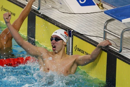 Huy Hoàng đối mặt với lịch thi đấu khắc nghiệt, khi phải thi 2 nội dung chung kết chỉ trong vòng 10 phút. Ảnh: TTXVN