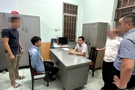 Thiếu tướng Nguyễn Sĩ Quang, Giám đốc Công an tỉnh Đồng Nai lấy lời khai đối tượng Ngô Quý Phương.