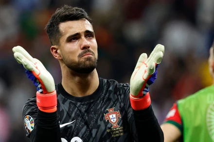 Diogo Costa xúc động sau khi giúp đội nhà giành chiến thắng trên chấm luân lưu để đoạt vé vào tứ kết. (Ảnh: Reuters)