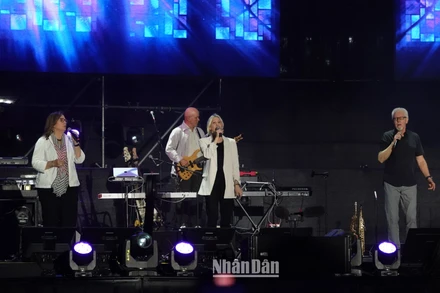  Các nghệ sĩ biểu diễn trong chương trình Xuân yêu thương.