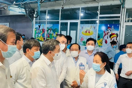 Giáo sư, Tiến sĩ Trần Văn Thuấn, Thứ trưởng Y tế kiểm tra công tác thu dung điều bệnh sởi tại Bệnh viện Nhi đồng 1. (Ảnh: CHI MAI)