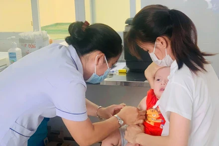 Tiêm chủng góp phần quan trọng trong việc kiểm soát dịch bệnh. (Ảnh: CHI MAI)