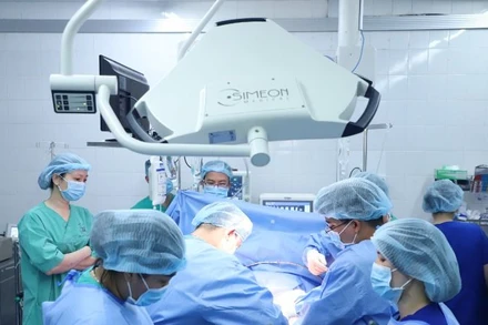 Các bác sĩ tiến hành lấy tạng từ người hiến.