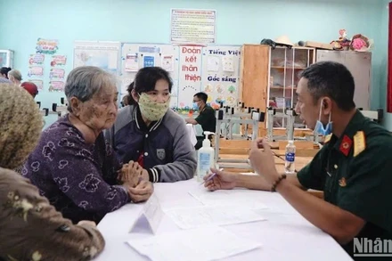 Khám chữa bệnh cho người có công. (Ảnh: THẾ ANH)