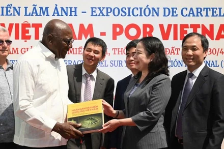 Phó Chủ tịch nước Võ Thị Ánh Xuân tặng sách Phó Chủ tịch nước Cuba Salvador Valdes Mesa. (Ảnh: Chi Mai)