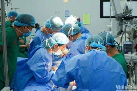 Phẫu thuật vi phẫu tái tạo lưỡi cho nam thanh niên.