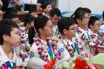 Học sinh Việt Nam trong Đội tuyển tham dự Olympic Toán và Khoa học quốc tế IMSO năm 2024. (Ảnh: Sở GDĐT Hà Nội)