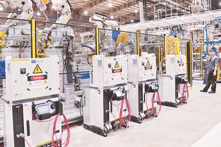 Sử dụng robot trong sản xuất và lắp đặt ô-tô ở Công ty TNHH Sản xuất và kinh doanh VinFast thuộc Tập đoàn Vingroup. Ảnh | ĐỨC ANH