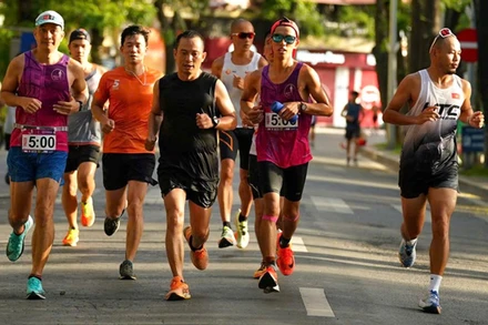 Một buổi sáng thứ bảy bên Hồ Gươm của cộng đồng Chay365. 